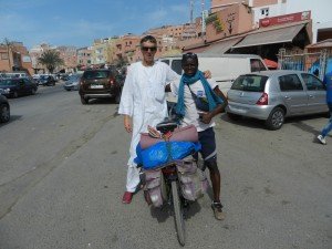 Rencontre avec un jeune Béninois qui arrive de la côte sud après un périple de 5000 km. Il va jusqu'à Lyon.